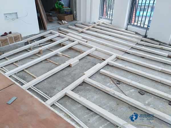 那有體育籃球木地板要多少錢(qián)