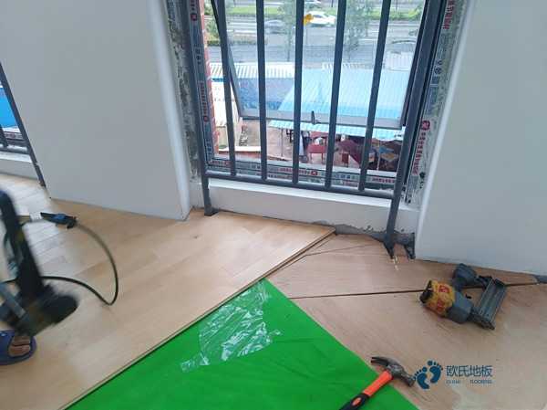 那有體育籃球木地板要多少錢(qián)