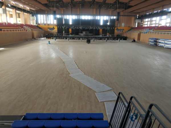 運(yùn)動(dòng)場(chǎng)館木地板電話3