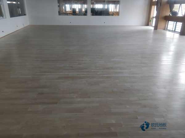 運(yùn)動(dòng)場(chǎng)館木地板電話1