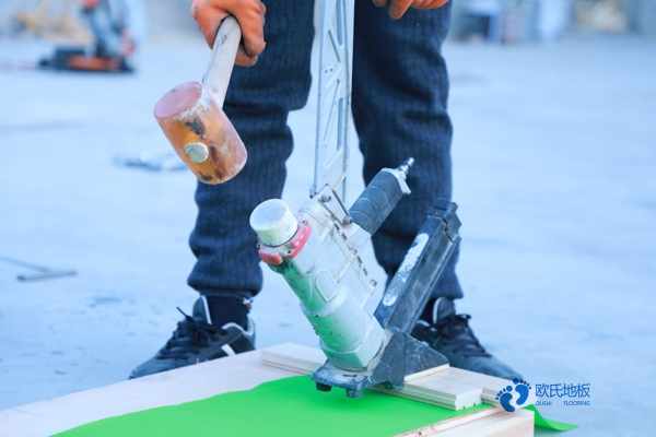 國產(chǎn)籃球館地板施工2