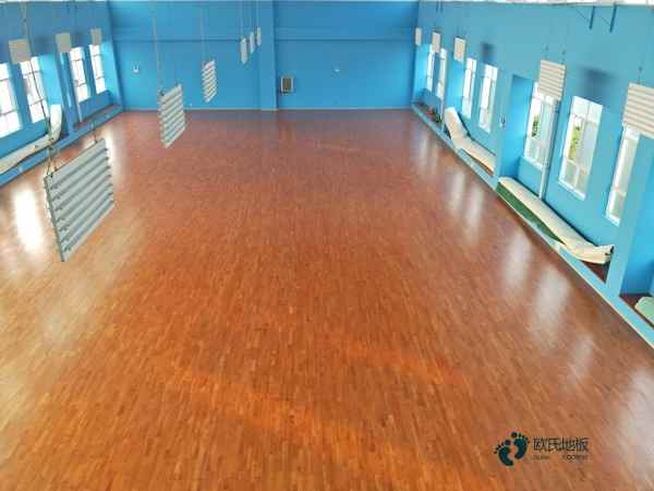 供應(yīng)籃球體育地板免費送樣品